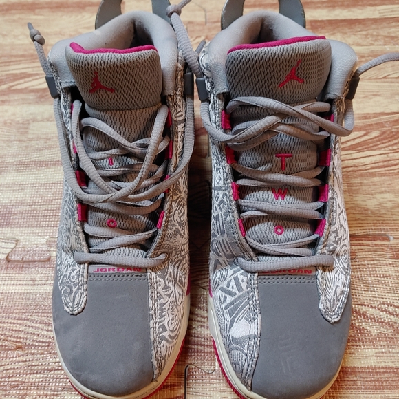 Jordan's 7Y fits womans size 8 - Picture 1 of 3